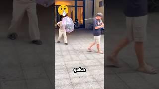 Kadın Su Fışkırtan Şemsiye Aldı! Herkesi Islatıyor! 