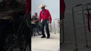 Rosaura invita a bailar a Don Pancho que se olvido de la andadera para bailar a sus 88 años