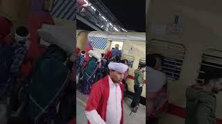 Cdg Ljn Express (15012) - Train from Chandigarh to Lucknow  log ek dusra ko  dhakka mar rhe hai