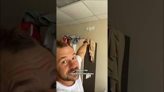 Заселились в гостиницу, а там одна розетка и та под потолком, зачем!?