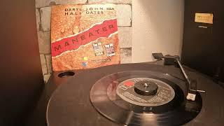 Daryl Hall & John Oates - Maneater 1982 ( 7" vinyl  single rip   ) My Vinyl Records  Collection