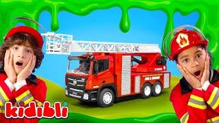 Slime Challenge para Niños  Bomberos Infantiles Limpian el Pegajoso Desastre | Kidibli