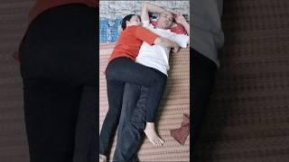 cười xỉu, nghèo khổ mà cứ lo ôm,