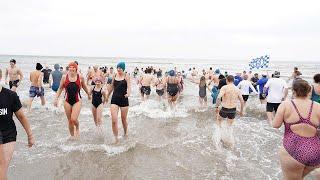 Neujahrs-Anbaden an der Ostsee  | Rekord in Grömitz & Dahme: 770 Mutige trotzen Kälte! ️