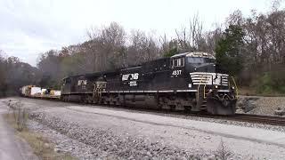 Trainspotting: NS #4537 with high and wides leads NS 123 through Burnside, KY
