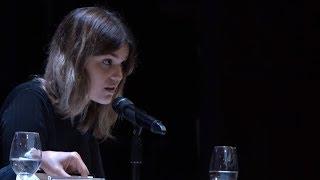 La ovación a Elvira Sastre por su poema "Somos mujeres" en el Congreso de la Lengua