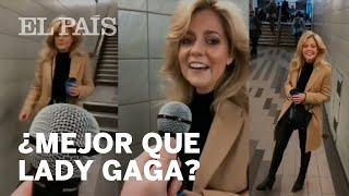 SHALLOW: Una MUJER sorprende a un bromista en el METRO al cantar una CANCIÓN de LADY GAGA