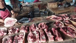 Pasar Daging Babi Timika Papua. iseng tanya-tanya tok soalnya gak doyan..