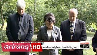 First Lady visits grave site of controversial Korean-German composer Yun Isang