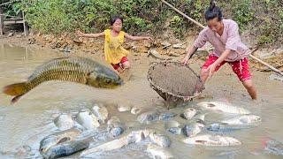 The single mother went to the pond to catch fish and sell it to earn money to make ends meet