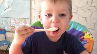 Как малыш сам ест ложкой творог и кашу. How the baby himself eats a spoon of curd and porridge.