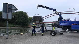 (Übung für die THW Datteln Bei der übung lassen die Ihr boot herunter auf dem Wasser)