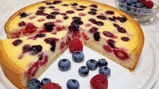 Berry pie with sour cream filling