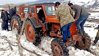 Трактор Т-40 чуть не упал, на помощь пришел еще один трактор 