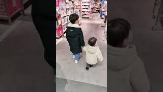 동생이 오빠를 끌고 간 곳은?! #shorts #그들이좋아하는곳 #이마트 #오빠와동생 #육아