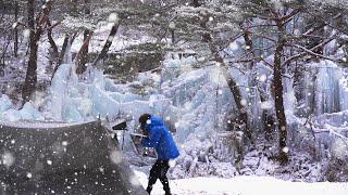 [4K] 눈내리는 빙벽앞 겨울왕국에서 설중캠핑, 솔로캠핑, 동계캠핑, 화목난로, 동계쉘터, 동계텐트, 폭설캠핑