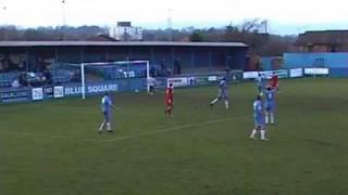 El portero del Farsley Celtic se mete un gol al intentar sacar con la mano / 90mas.com