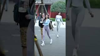 #街拍 选妃三人组又来调皮了