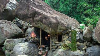 3 DAYS solo survival CAMPING . FISH TRAP, CATCH and COOK. Survival Shelter under the giant rock