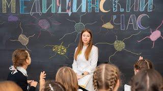Медицинский час в классе Благородных девиц