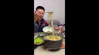 中式的家庭晚餐，25的鱼酸菜鱼配粉条，5块的菜心，2的土豆片#抖音美食创作人