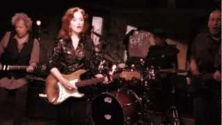 Bonnie Raitt - Right Down The Line (Official Music Video)