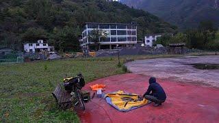 騎行川藏中線，腳痛難受堅持到小鎮，晚上下雨找塊空地露營過夜