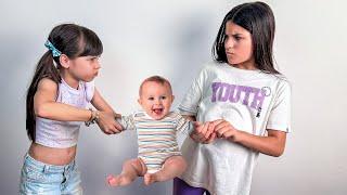 Elas estão brigando para ver quem é a MELHOR IRMÃ pro bebê!