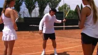 MOmentos de Vilas en su Guillermo Vilas Tennis Academy de Mallorca