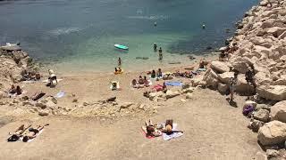 Marseille : la plage dans le village des Goudes