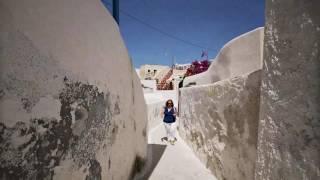 The architecture of Santorini – Cave houses and mansions!