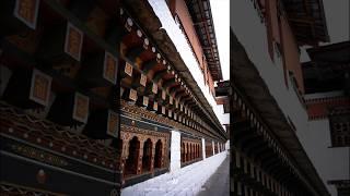 透過 Hasselblad 鏡頭，捕捉不丹宗堡（Tashichho Dzong ）的壯麗細節。白色厚牆、精緻木雕與金色屋脊，在光影變化間展現獨特建築之美，每一幀都是攝影藝術與文化傳承的完美結合