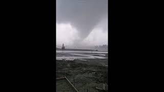 Huge tornado rips through Barrie, Ontario