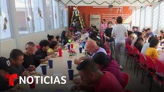 Muchos migrantes viven la Navidad del lado mexicano de la frontera | Noticias Telemundo