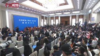 【两会30秒】 两会首场发布会上，中新社记者问了一个“头等大事”