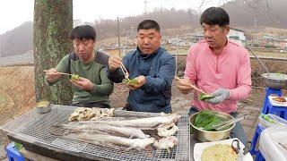 대형 바다장어 숯불에 구워 복분자주와 함께... [charcoal grilled eel]