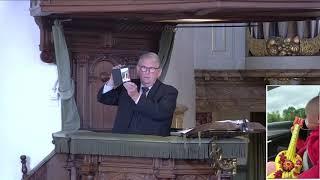 Geëmotioneerde dominee J.C. de Groot laat 'Lofzang van Fleur' aan de kinderen in de kerk zien.