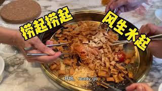 新加坡过年习俗和中国大不同！家家捞鱼生，户户囤肉干，拜年只需2粒柑
