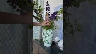 Только представьте: живые цветы в вазе, на столе - набор красивой посуды, а в ней ароматный кофе