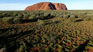 Drone capta vista deslumbrante de grande pedra sagrada em deserto australiano