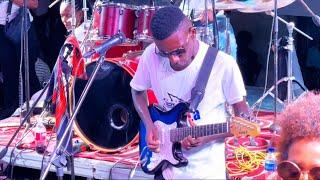 Waw!!! Gade Travay Yon Jèn Gitaris Mezanmi Ayiti Chaje Talan Misye Trable Festikanal Ak / Mèl La/