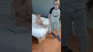 Як навчити дитину одягатися?  #шортс #shorts