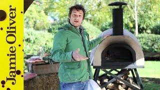 Jamie Oliver megmutatja, hogyan főzz pizzát fatüzelésű kemencében