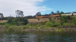 BNSF6716 cool crew E/B by Feather River hatchery