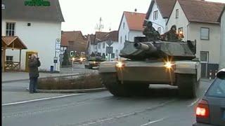 U.S. Cavlary rollt durch enge Ortschaften in Hessen im Frühjahr 2002.