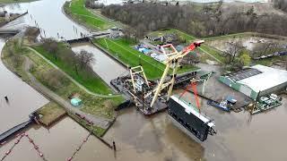 Einhub des neuen Torkörpers durch den Schwimmkran Enak an der Seeschleuse in Papenburg