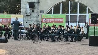 Полет на дельтаплане. Военные оркестры в парках, в рамках фестиваля Спасская башня