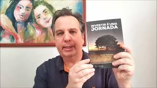 Jean Tosetto apresentando livros sobre investimentos