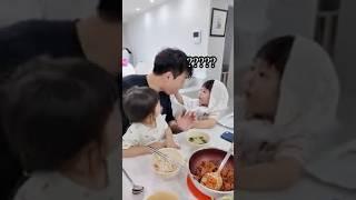 아빠가 너무 좋아서 밥먹을틈을 안주는 딸들