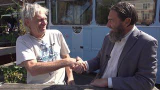 Rainer Nowotny spricht mit Norbert Höpfer